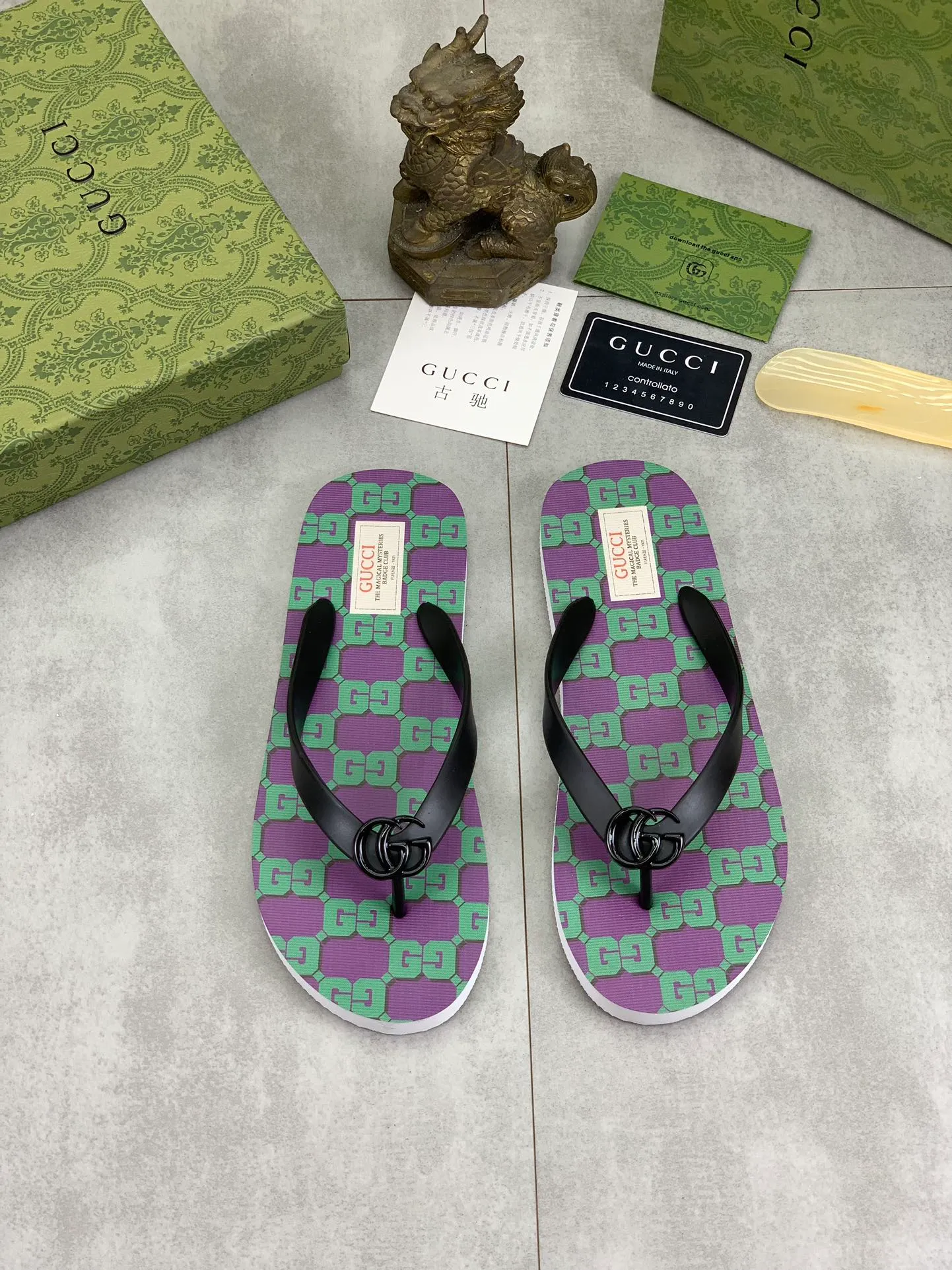 Men's men's shoes 💰P220💰【New style】🆘【GUCCI】Official website's popular Gucci adult couple 🧑‍🤝‍🧑 style, children's flip-flops are on sale at the counter simultaneously! Original fabric imported from Italy. Original bottom provided by the original factory. Size: Adult 36-45. Children’s size: 30-37. Multiple colors available.